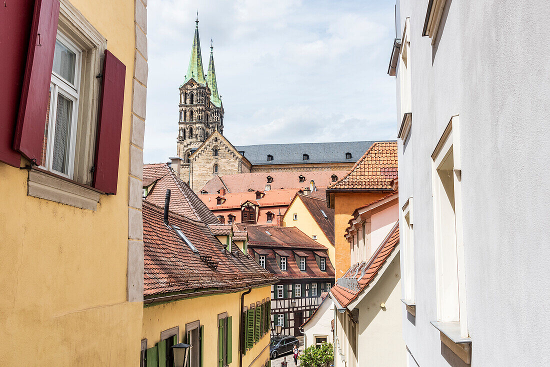 Gasse mit Blick auf den Dom in Häuser in der Altstadt in Bamberg, Oberfranken, Bayern, Deutschland