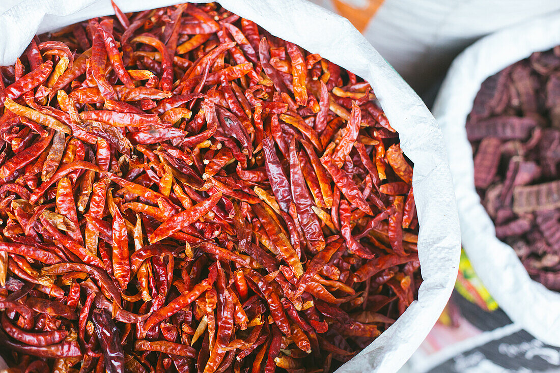 Pune, Indien, getrocknete rote Chilischoten werden auf dem Markt verkauft