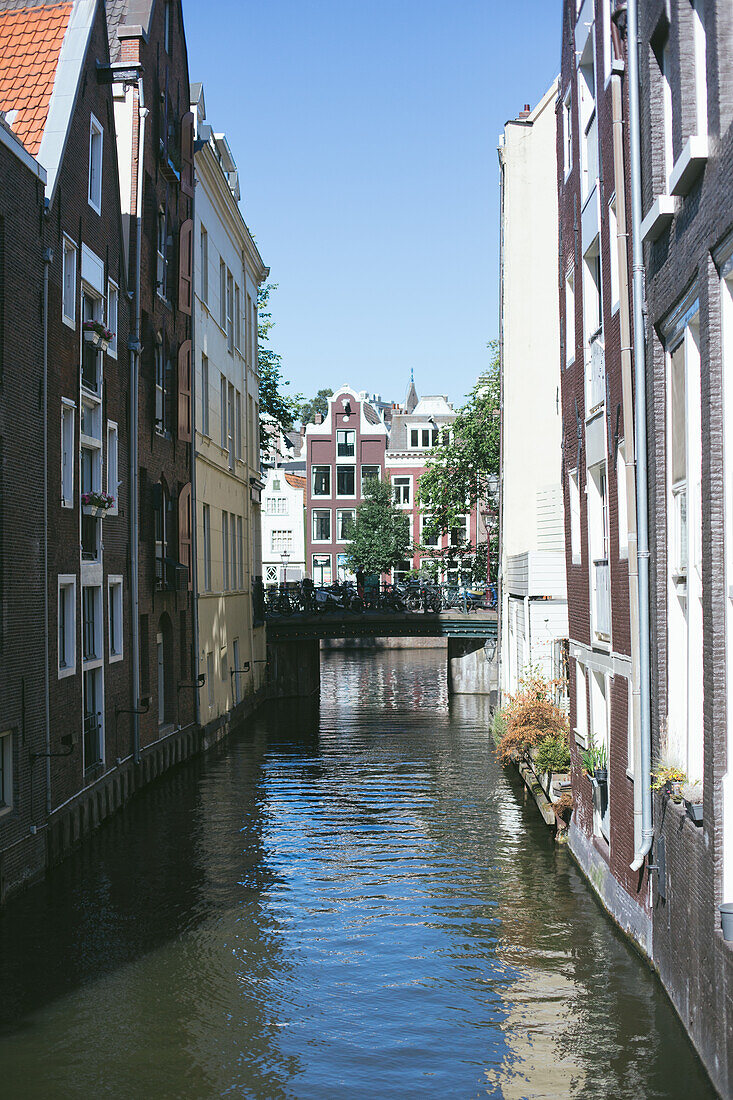 Amsterdam, Niederlande, Kanalhäuser, Blick von einer Brücke