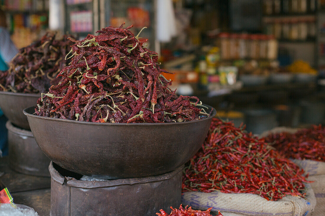 Pune, Indien Getrocknete rote Chilis auf dem Markt zusammen mit anderen Produkten