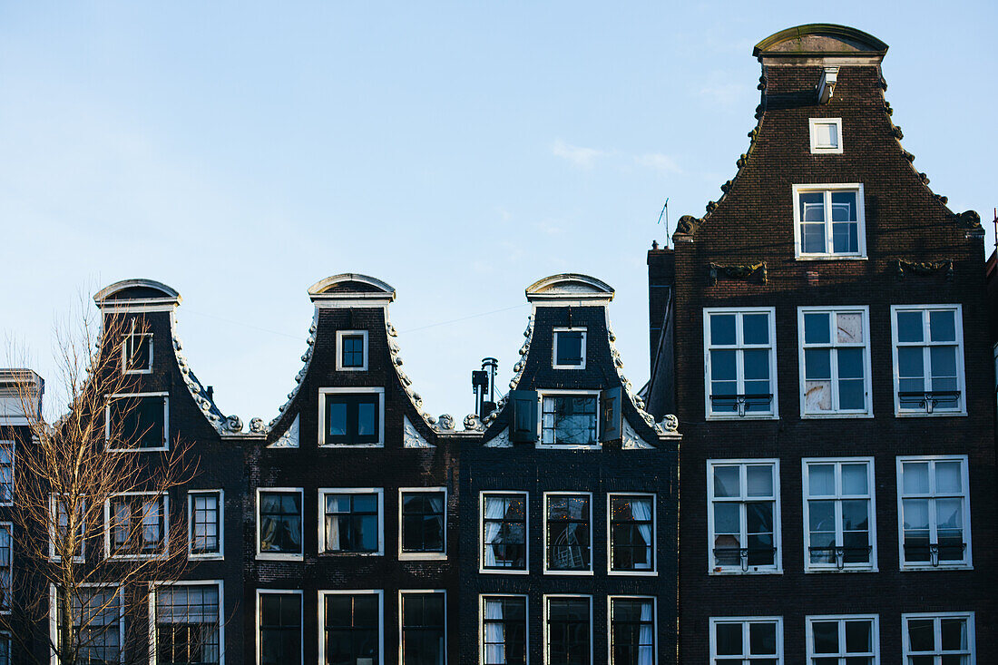 Amsterdam, Niederlande, Kanalhäuser, niederländische Häuser am Kanal