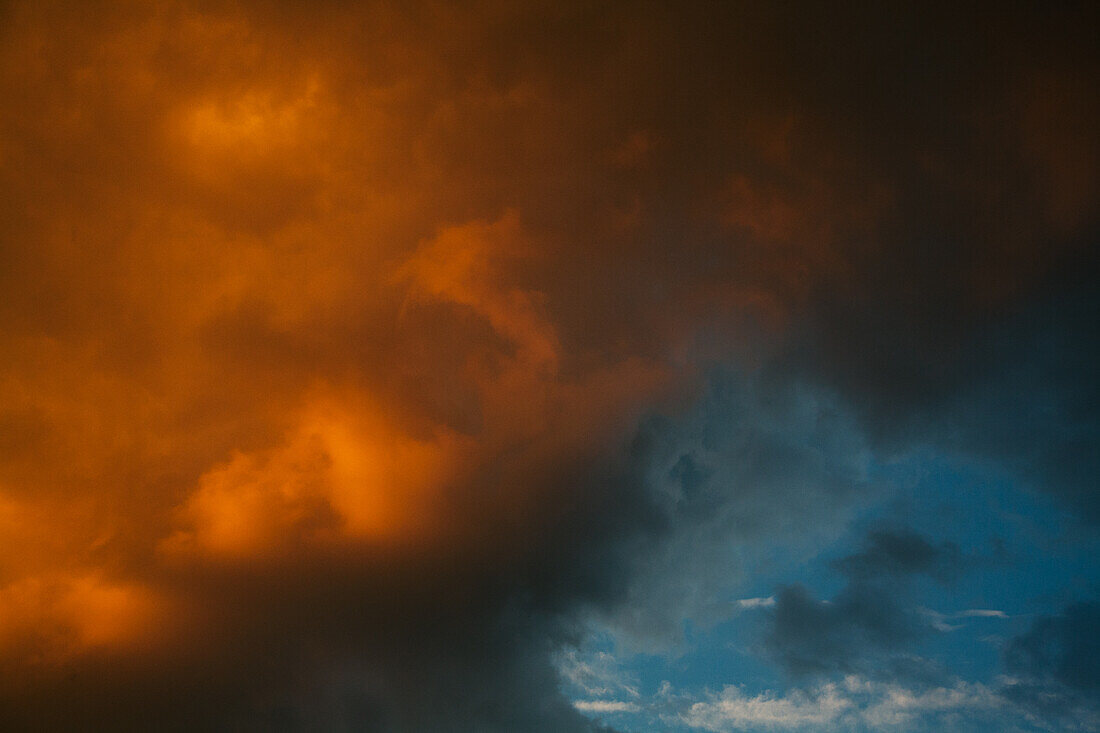 Gouda, Niederlande Wolken, Sonnenuntergang und Regenwolken