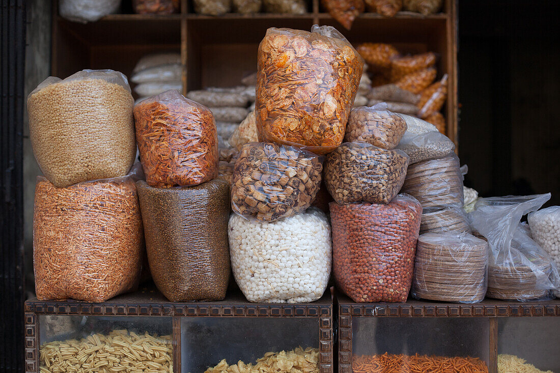 Pune, Indien, indische herzhafte Snacks und Gewürze zu verkaufen