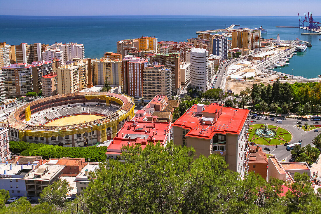 Ausblick von der Festung Gibralfaro auf die Stierkampfarena Plaza de Toros La Malagueta sowie den Brunnen Fuente de las Tres Gracias an der Küste von Malaga, Andalusien, Spanien