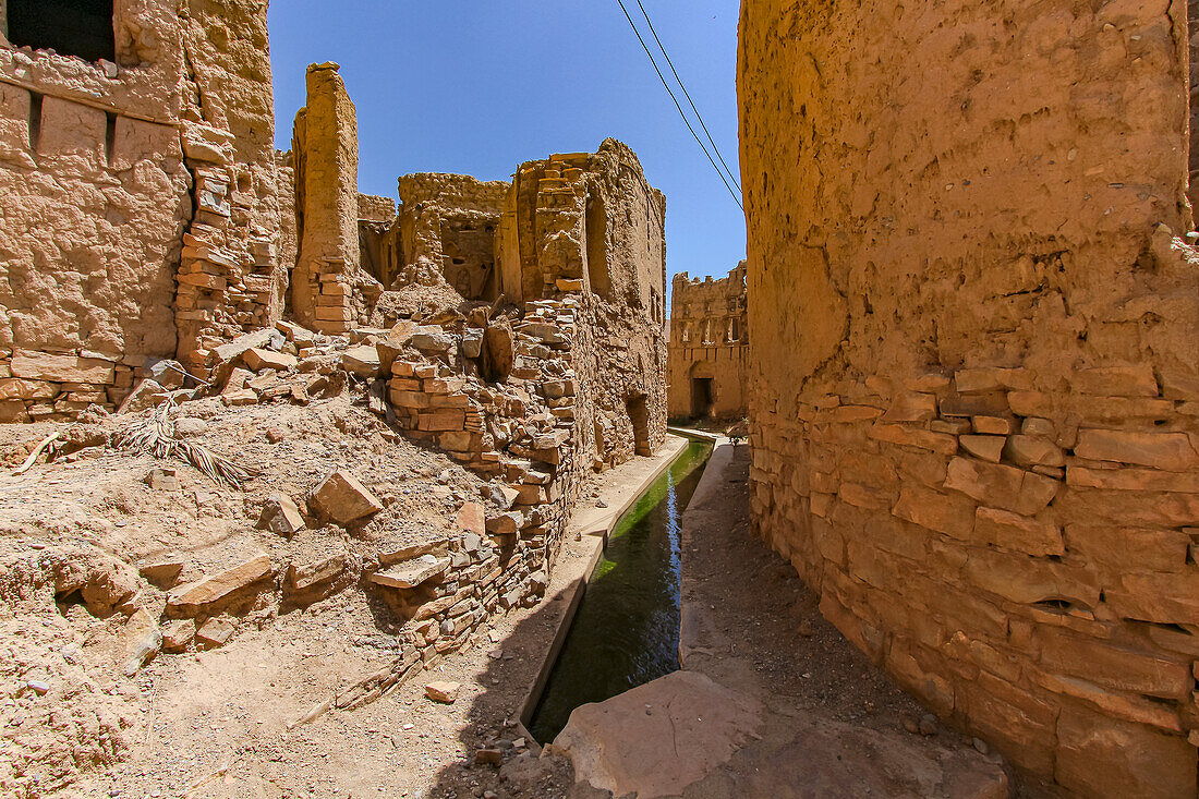 Verfallene Lehmhäuser und Bewässerung am verlassenen Bergdorf am Wadi Bani Habib, Oman
