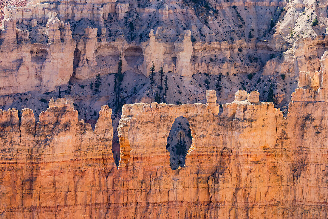 Markante Felswand mit Loch vor den Felsformationen des Bryce Cancon, Nationalpark, Utah, Vereinigte Staaten