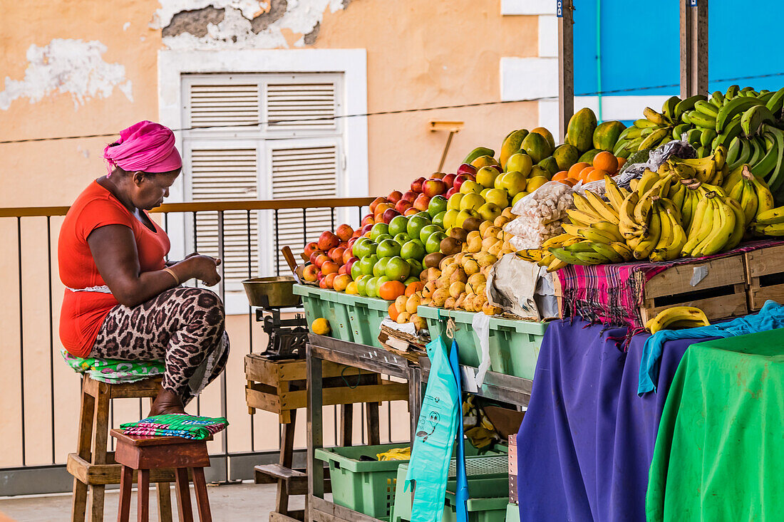 Marktfrau mit buntem Obst auf dem Markt von Praia auf der Insel Santiago de Cabo Verde, Kapverden