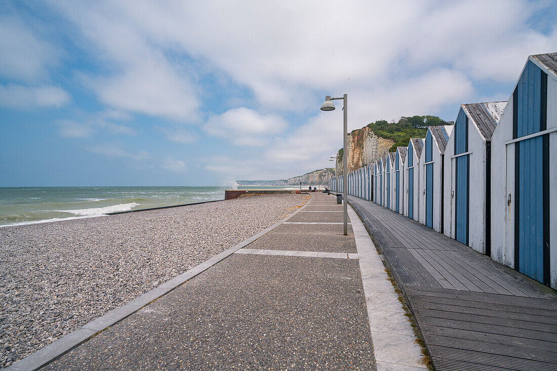 Strandhäuser im Fischerdorf Yport in der Normandie Frankreich