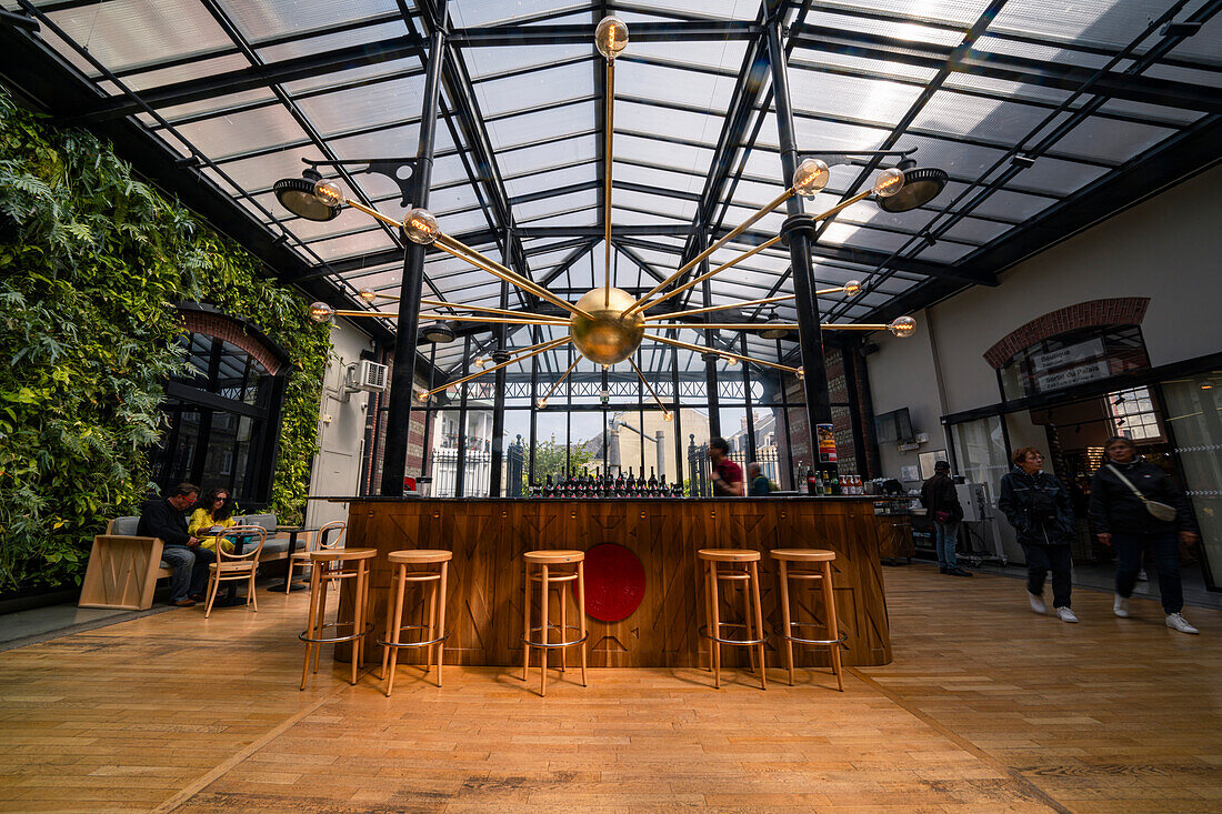 Innenansicht der Bar im Palais Bénédictine, Fecamp, Normandie, Frankreich