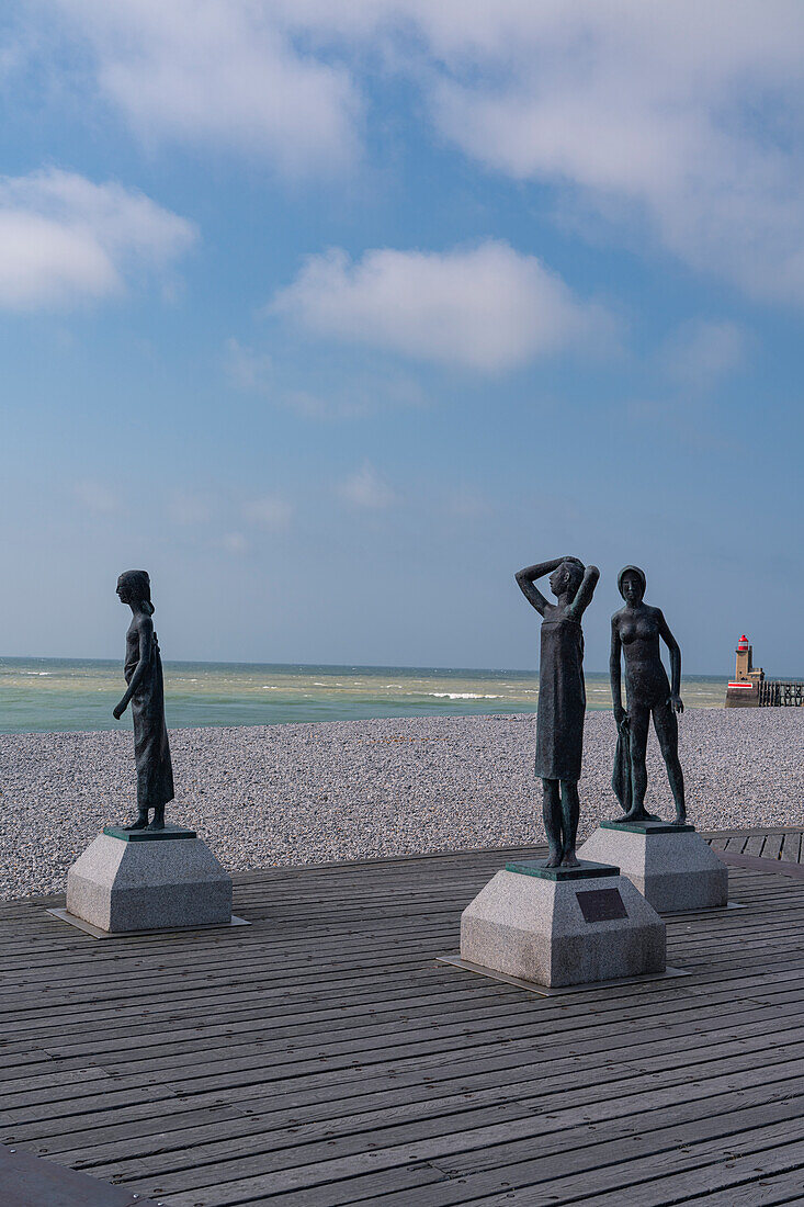 Skulpturen am Strand von Fecamp, Normandie, Frankreich