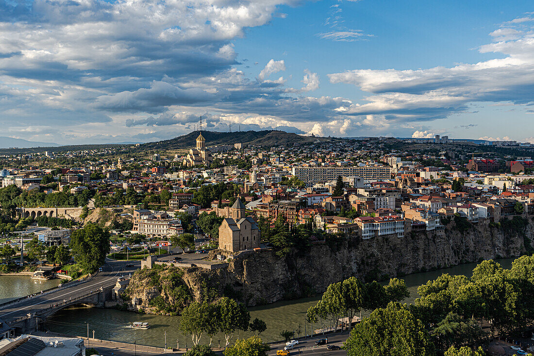 Stadtbild, Blick über die Stadt Tiflis mit dem Fluss Kura, Georgien, Europa