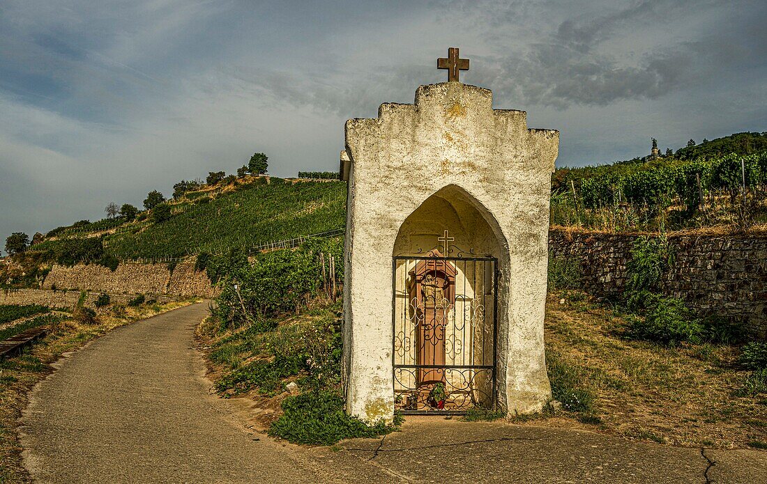 Andachtshäuschen mit Pieta im Weinberg, im Hintergrund das Niederwalddenkmal mit der Statue Germania und der Aussichtspunkt Ramstein, Rüdesheim, Oberes Mittelrheintal, Rheinland-Pfalz, Deutschland