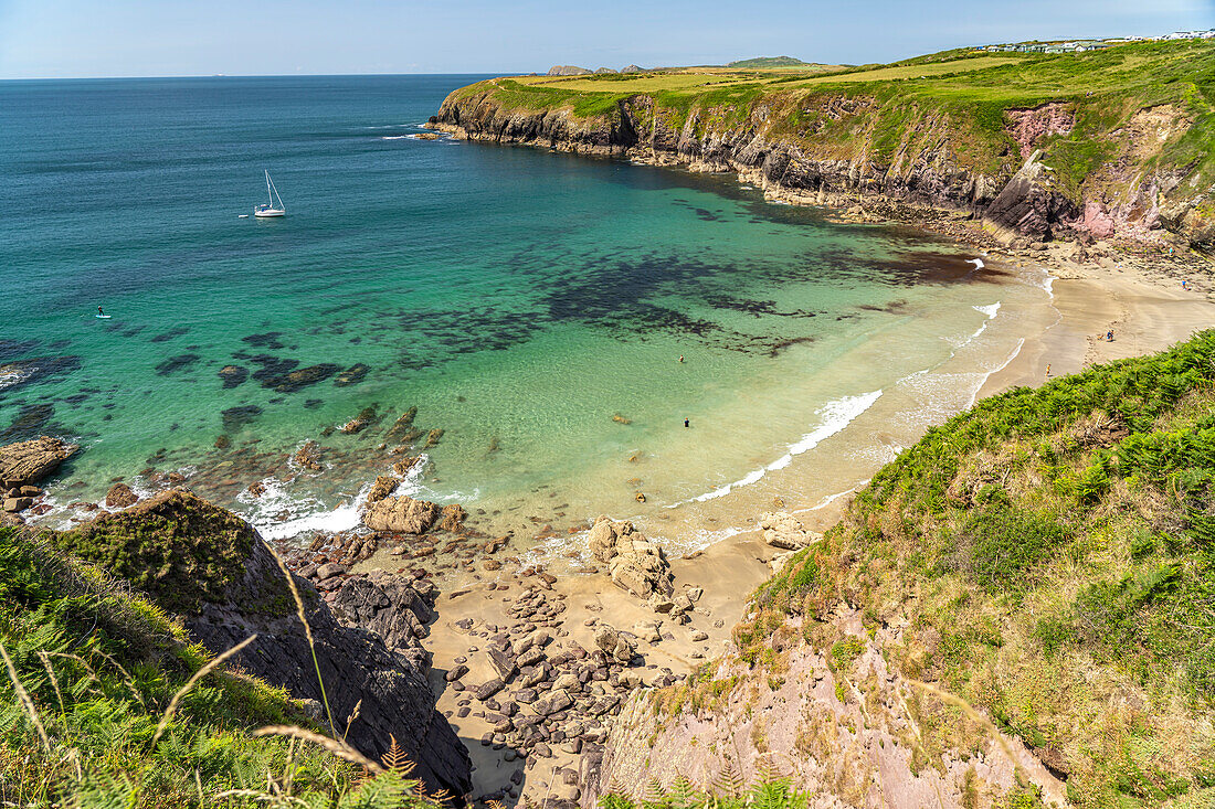 Der Strand der Caerfai Bay bei St. Davids, Wales, Großbritannien, Europa 