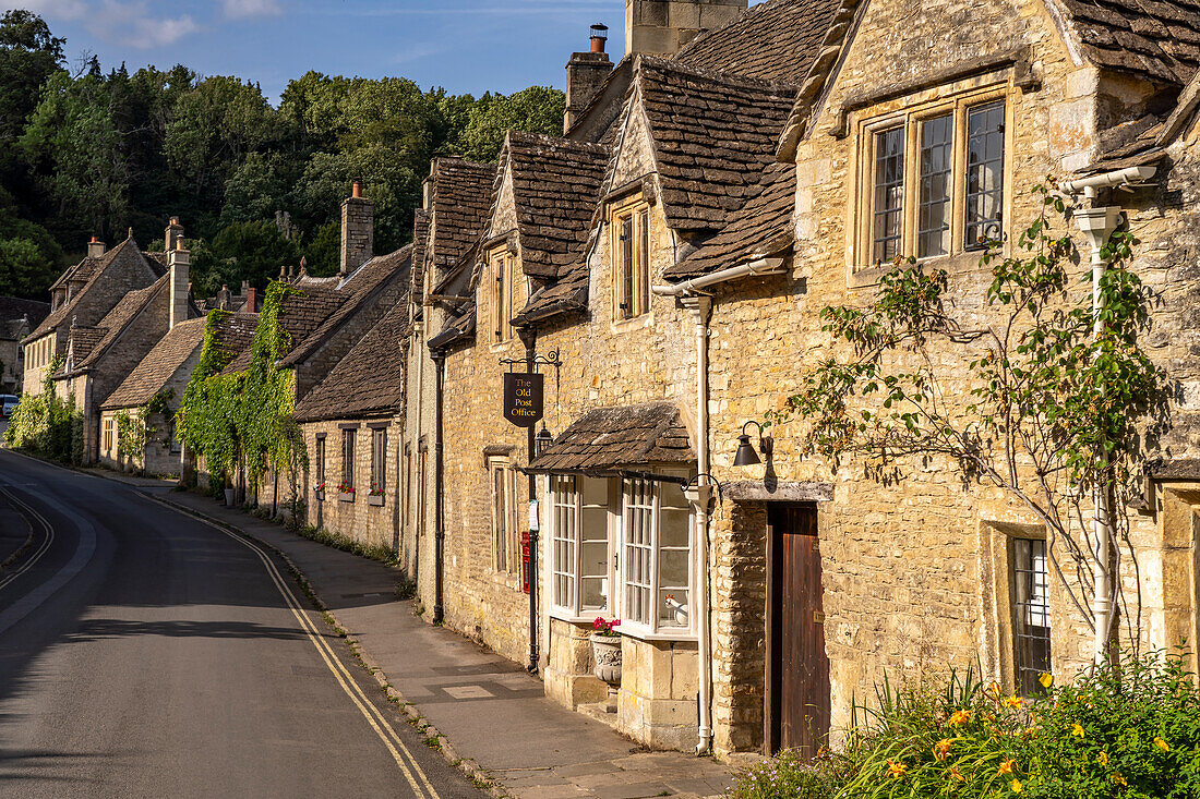 Hauptstrasse im Dorf Castle Combe, Cotswolds, Wiltshire, England, Großbritannien, Europa  