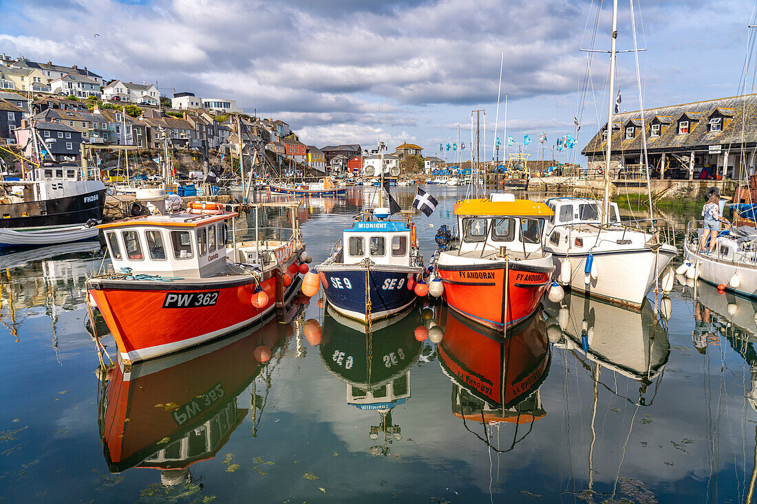 Fischerboote im Hafen von Mevagissey, Cornwall, England, Großbritannien, Europa  