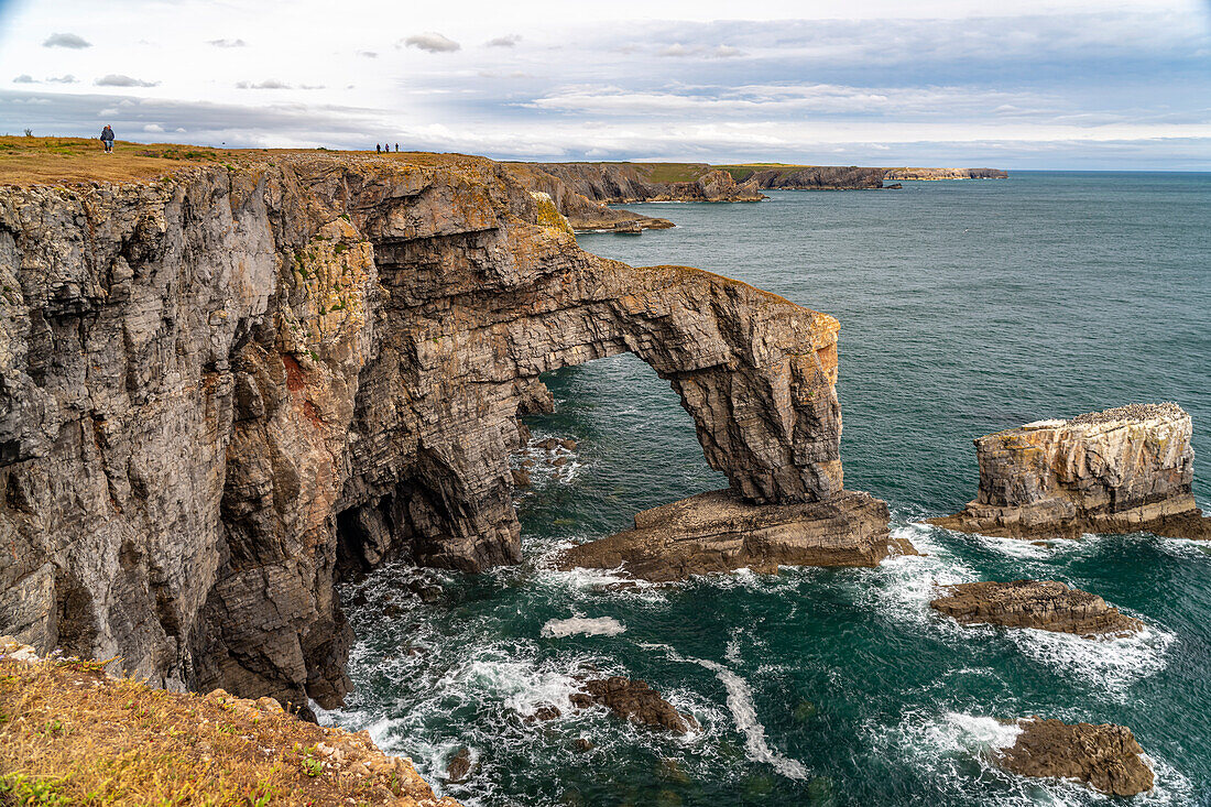 The natural rock bridge Green Bridge, Pembrokeshire Coast National Park, Pembrokeshire, Wales, United Kingdom, Europe