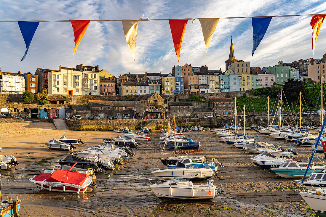 Stadtansicht mit dem Hafen bei Ebbe, Tenby, Wales, Großbritannien, Europa  