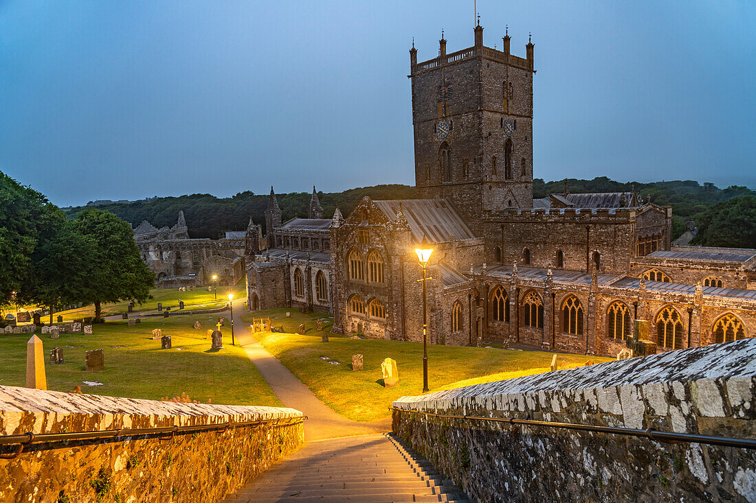 Die Kathedrale von St. Davids in der Abenddämmerung, Wales, Großbritannien, Europa