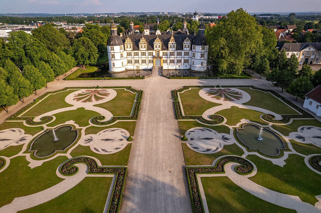 Schloss Neuhaus in Paderborn aus der Luft gesehen, Nordrhein-Westfalen, Deutschland, Europa 