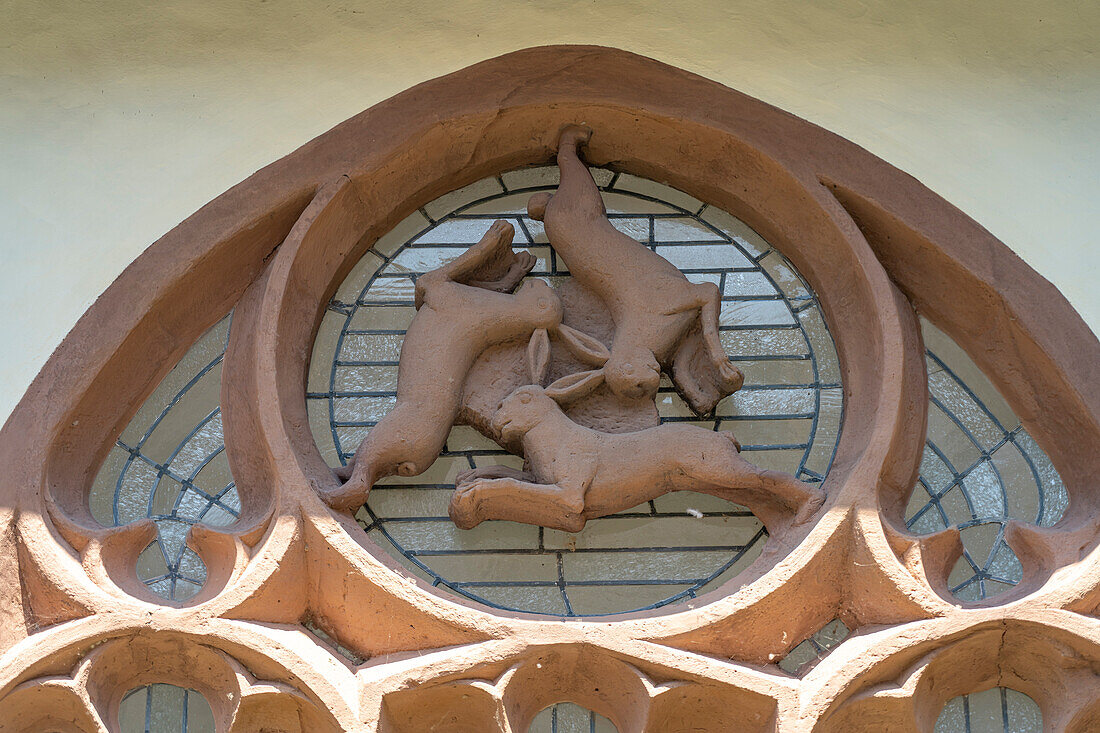 Dreihasenfenster im Innenhof des Paderborner Dom, Paderborn, Nordrhein-Westfalen, Deutschland, Europa 