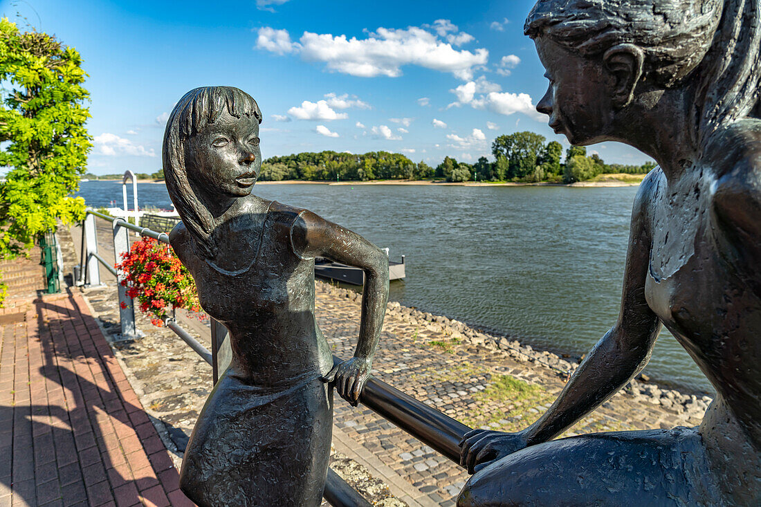 Sculpture Zwietalk on the Rhine promenade in Rees, Lower Rhine, North Rhine-Westphalia, Germany, Europe