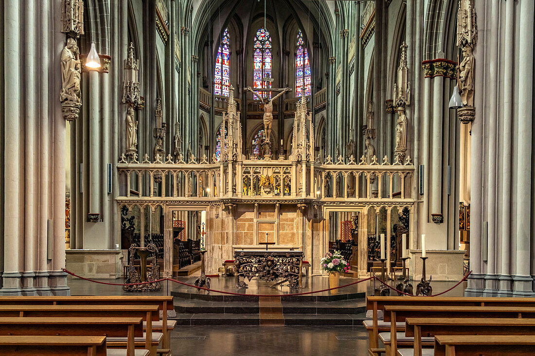 Innenraum der katholischen Kirche St. Viktor in Xanten, Niederrhein, Nordrhein-Westfalen, Deutschland, Europa \n\n
