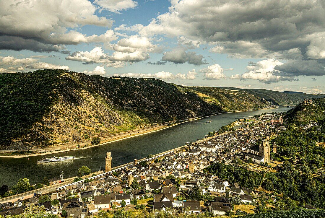 Oberwesel und ein Ausflugsschiff auf dem Rhein unter dramatischem Wolkenhimmel, Welterbe Oberes Mittelrheintal, Rheinland-Pfalz, Deutschland