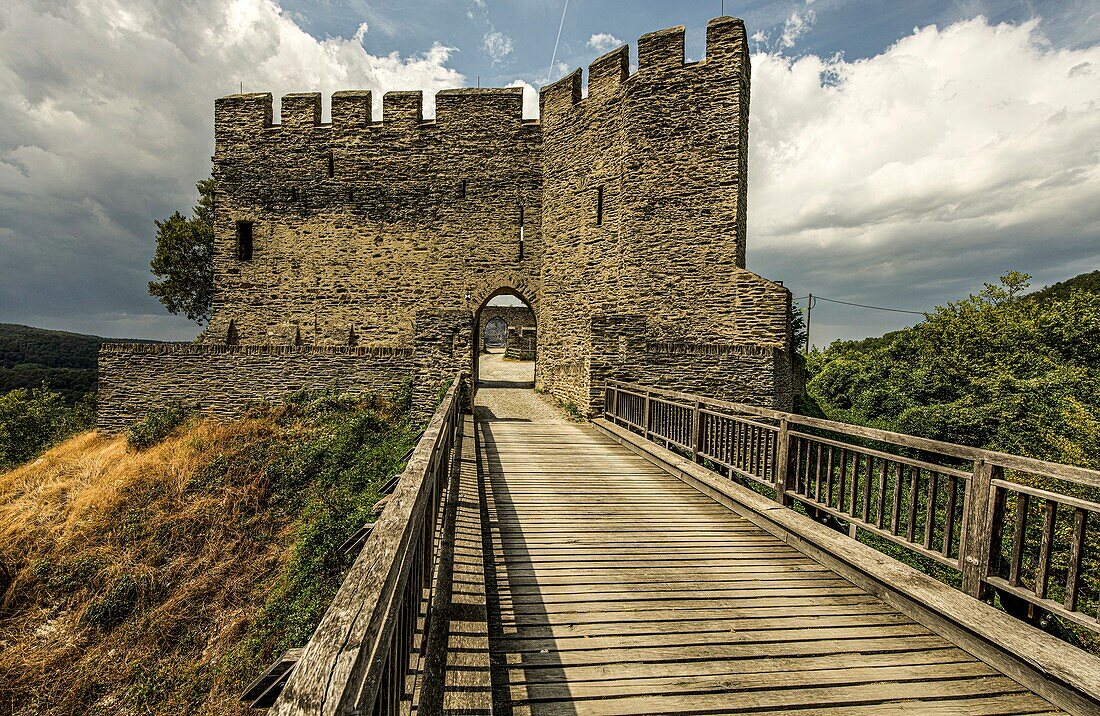 Burg Sterrenberg, Brücke und Schildmauer, Kamp-Bornhofen, Oberes Mittelrheintal, Rheinland-Pfalz, Deutschland