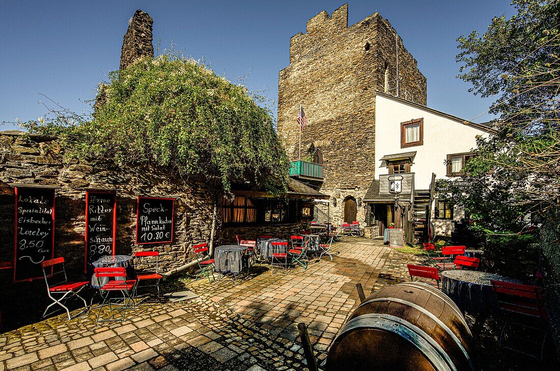 Burg Liebenstein mit Bergfried, Außengastronomie und  Hotelbau, Kamp-Bornhofen, Oberes Mittelrheintal, Rheinland-Pfalz, Deutschland