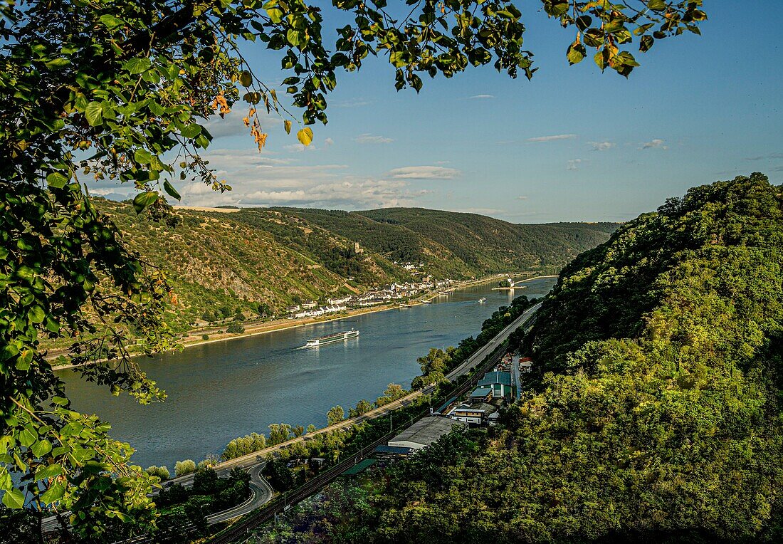 Blick auf das Rheintal bei Kaub mit Hotelschiff, im Hintergrund Burg Gutenfels und Burg Pfalzgrafenstein, Oberes Mittelrheintal, Rheinland-Pfalz, Deutschland