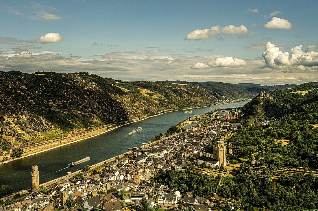 Oberwesel und das Rheintal im Abendlicht, im Hintergrund die Schönburg und Kaub, Oberes Mittelrheintal, Rheinland-Pfalz, Deutschland