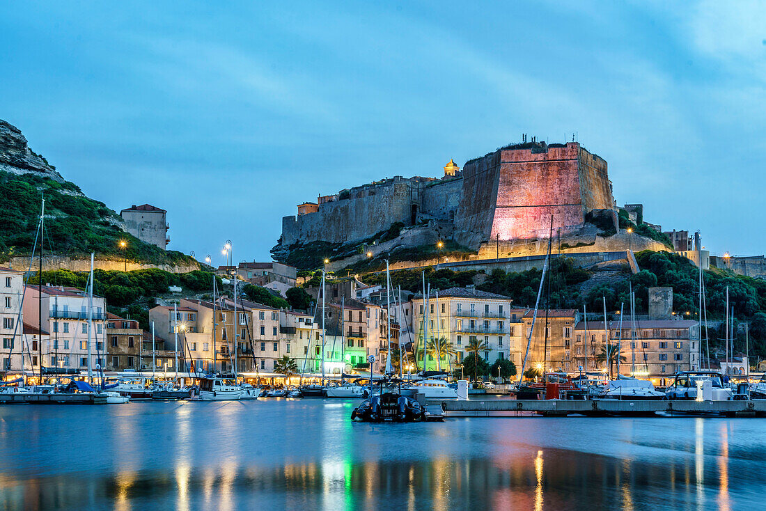 Hafen von Bonifacio, Zitadelle, Blaue Stunde, Korsika, Frankreich, Europa