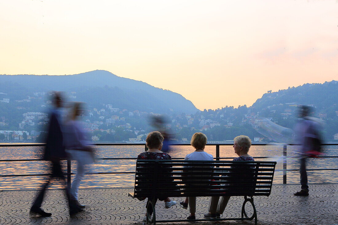 Menschen genießen die Abendstunde am Lungo Lario Trieste, Como, Comer See, Lombardei, Italien