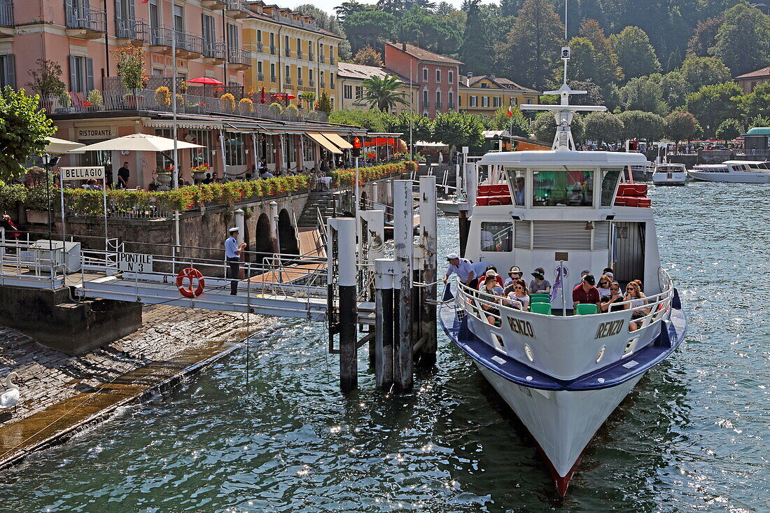 Bootsanleger im Hafen von Bellagio, Comer See, Lombardei, Italien