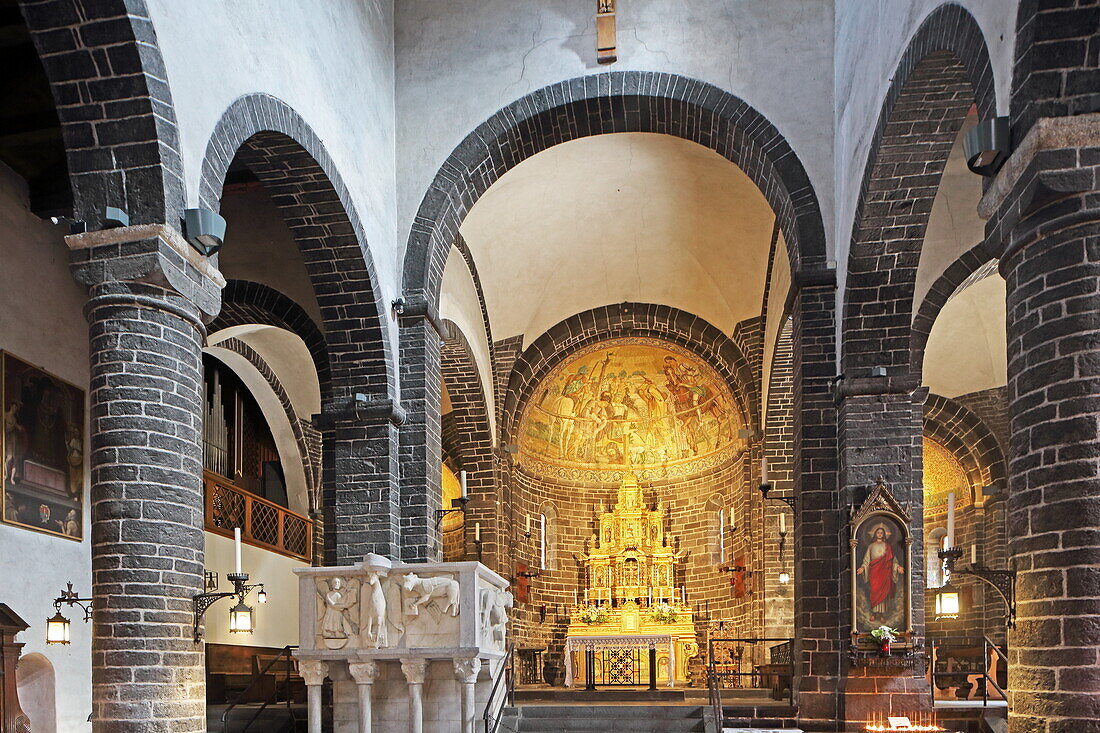 Hauptschiff der Basilika San Giacomo, Bellagio, Comer See, Lombardei, Italien