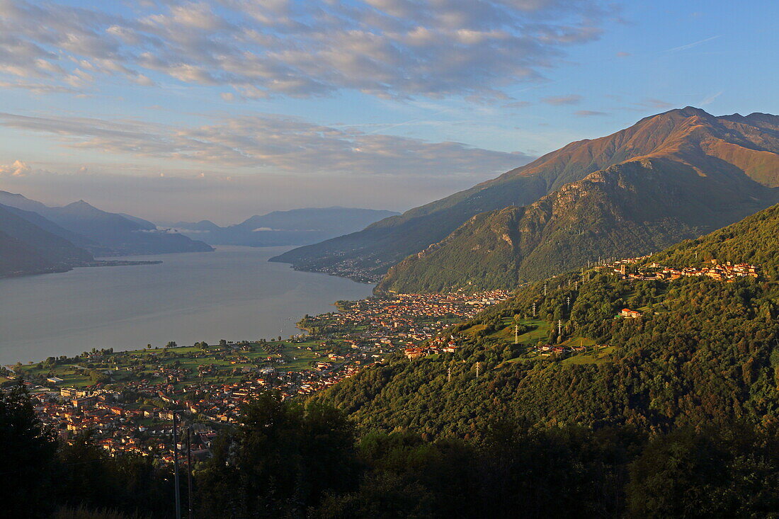 Blick von Peglio auf Gravedona ed Uniti und den Comer See, Lombardei, Italien