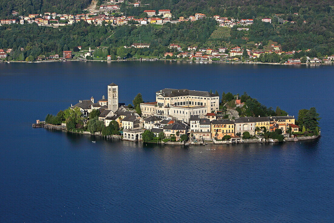 Isola San Giulio im Ortasee mit der Basilika di San Giulio und der Abtei Mater Ecclesiae, Piemont, Italien