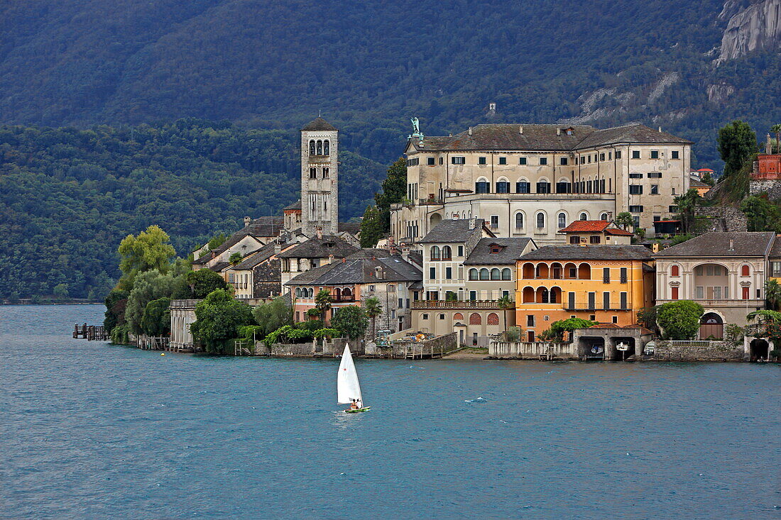 Isola San Giulio im Ortasee mit der Basilika di San Giulio und der Abtei Mater Ecclesiae, Piemont, Italien