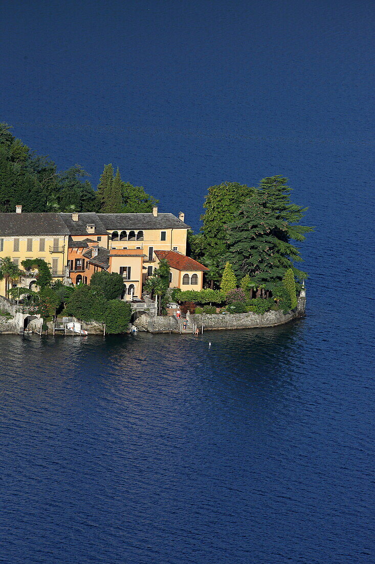 Häuser an der Nordspitze der Isola San Giulio im Ortasee, Piemont, Italien