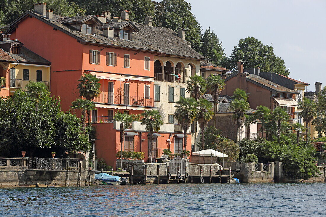 Uferbebauung in Orta San Giulio, Piemont, Italien