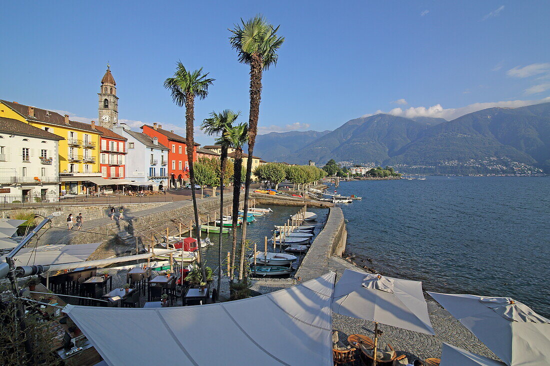 Blick auf die Seelounge an der Seepromenade in Ascona, Lago Maggiore, Tessin, Schweiz
