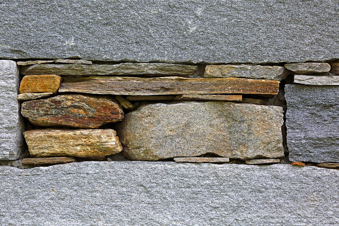 Hausmauer aus Stein, Mogno, Tessin, Schweiz