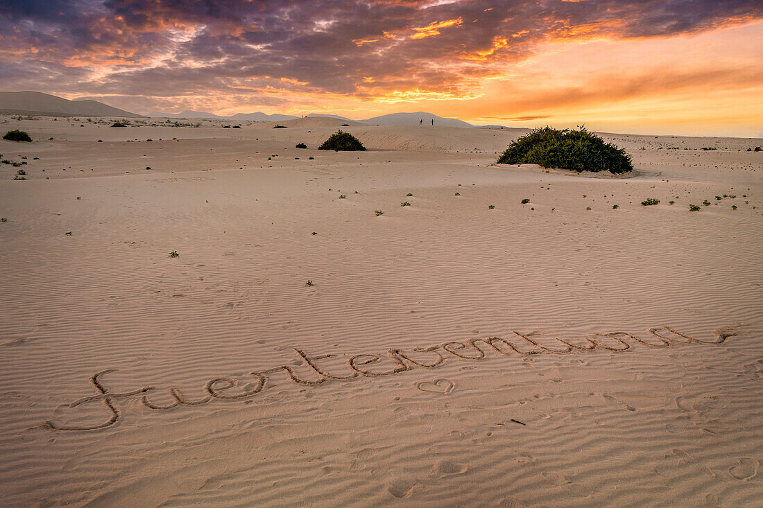 Correlejo, Dünen, Sonnenuntergang, Parque Natural de las Dunas, Schriftzug im Sand Fuerteventura, Kanaren, Spanien