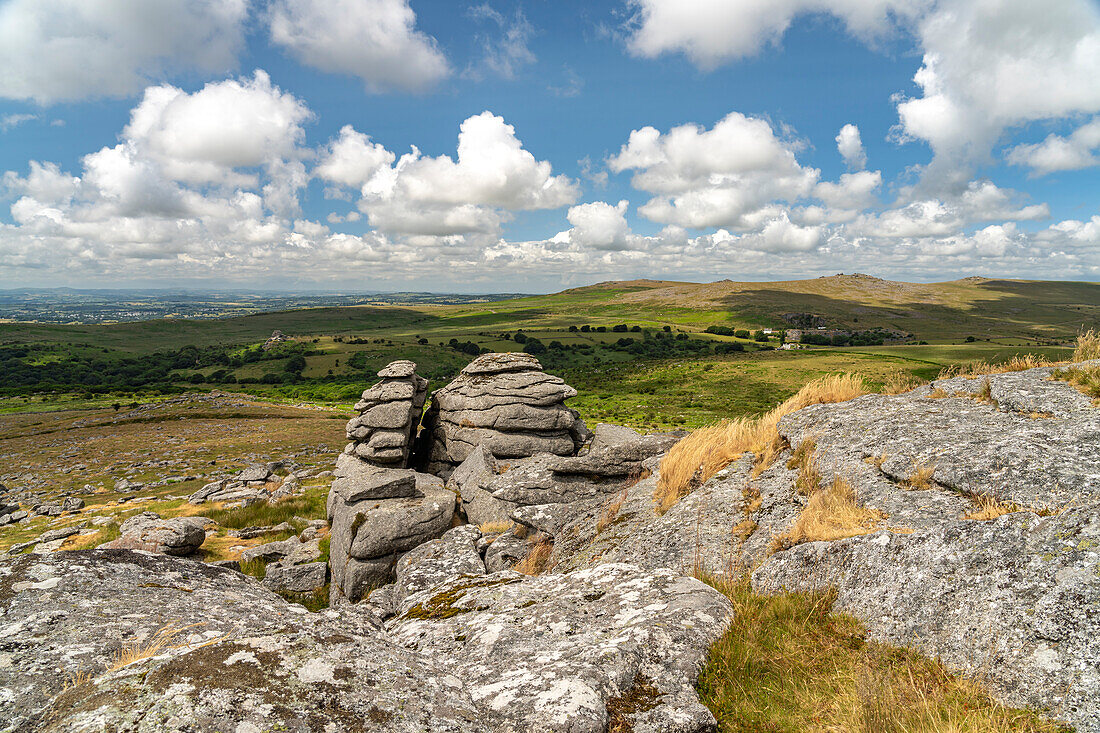 Landschaft an der Felsformation King's Tor im Dartmoor, Devon, England, Großbritannien, Europa