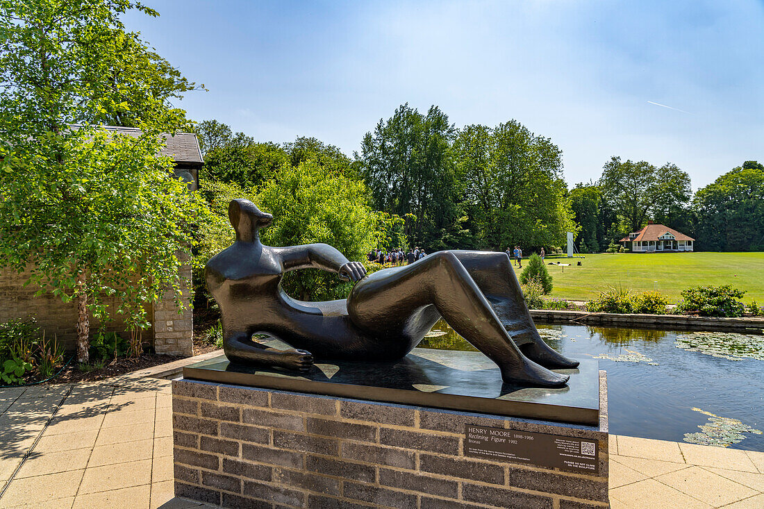 Sculpture by Henry Moore in the park at Worcester College, University of Oxford, Oxfordshire, England, United Kingdom, Europe