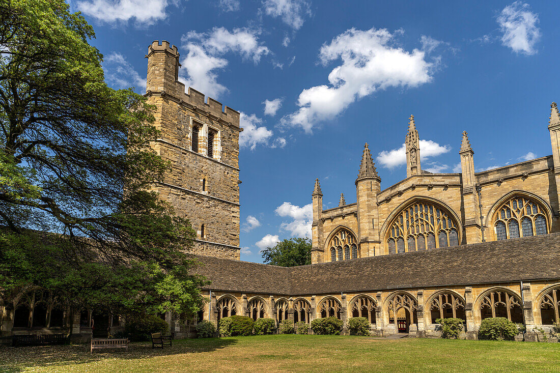 Der Kreuzgang und Kapelle des New College, University of Oxford, Oxfordshire, England, Großbritannien, Europa