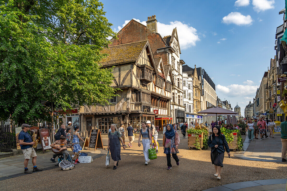 Die Cornmarket Street, wichtige Einkaufsstraße und Fußgängerzone in Oxford, Oxfordshire, England, Großbritannien, Europa 