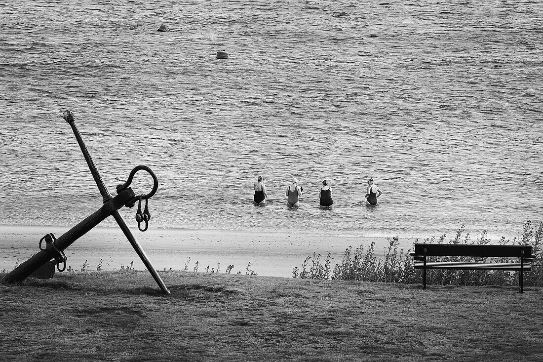 Blick auf badende Damen am Strand von der berühmten Melbourne Road, North Berwick, East Lothian, Schottland, Vereinigtes Königreich