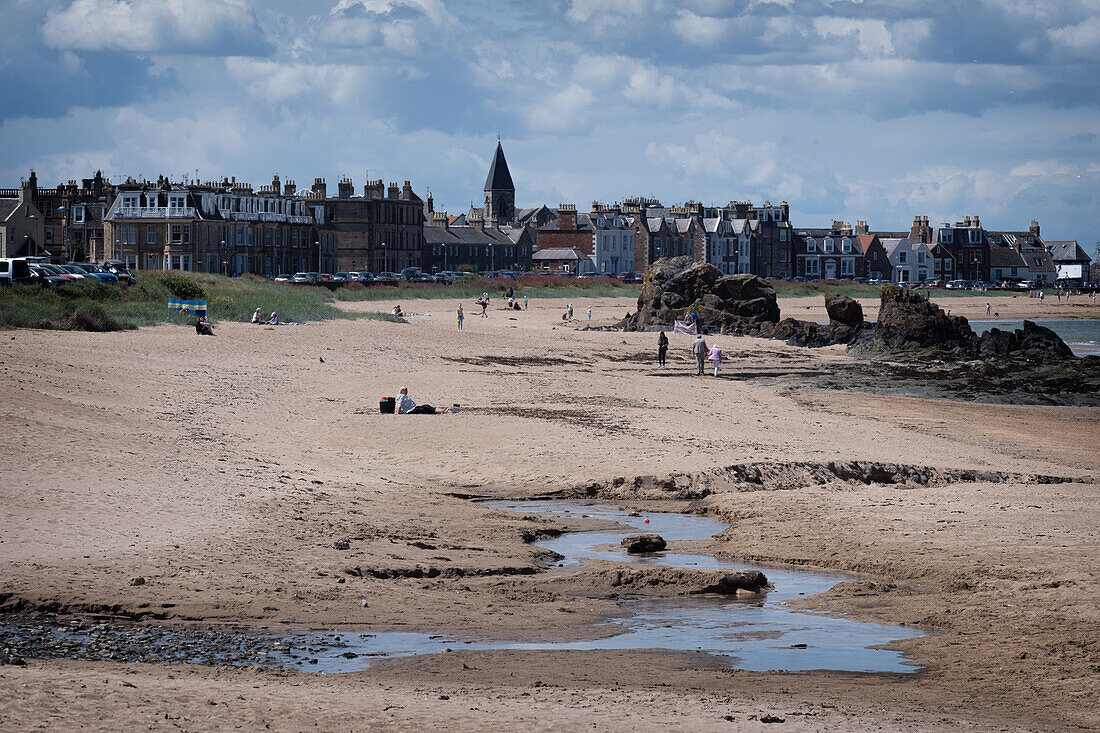 Blick auf den Strand von North Berwick bei Ebbe, Milsey Bay, North Berwick, East Lothian, Schottland, Vereinigtes Königreich