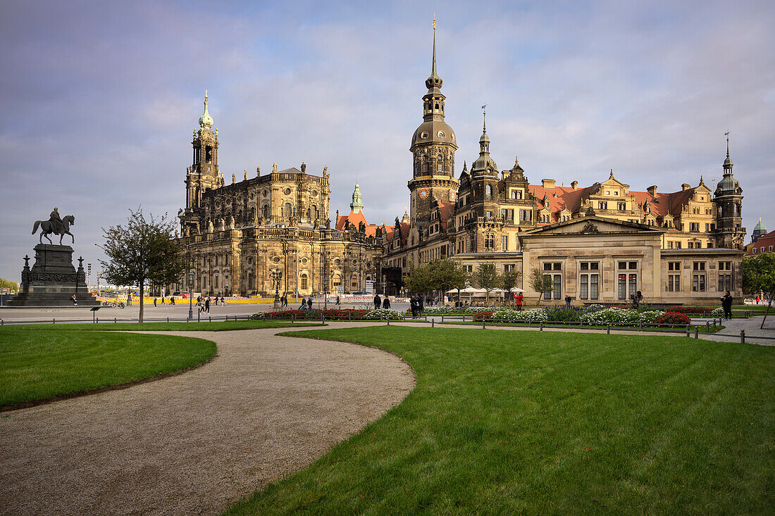 Blick von Semperoper hin zur Kathedrale Sanctissimae Trinitatis und Grünes Gewölbe, Dresden, Freistaat Sachsen, Deutschland, Europa